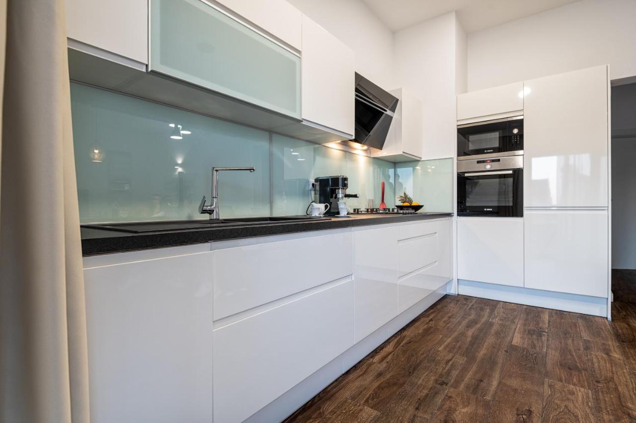 Iva Apartment Makarska Buitenkant foto